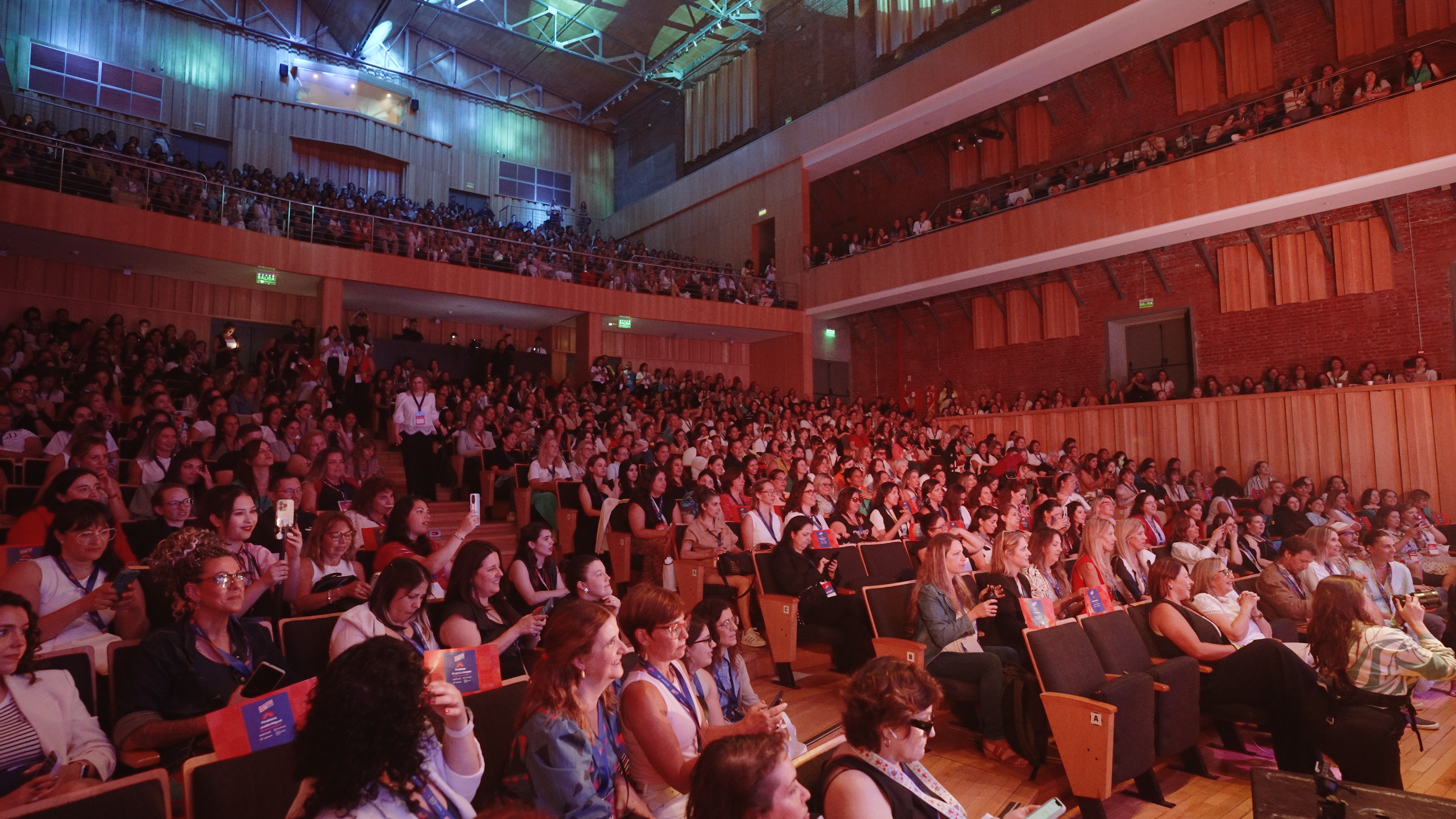 auditorio lleno en usina del arte